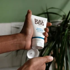Bulldog Sensitive Face Scrub kasvokuorinta 125 ml
