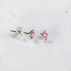 Cailap Hopeakorvakorut tähti vaaleanpunaisella kivellä