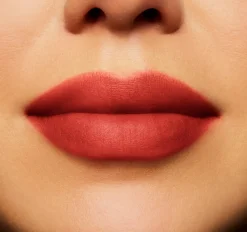MAC Cosmetics Powder Kiss Lip + Cheek Mousse -nestemäinen huulipuna 5 ml