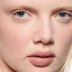 MAC Cosmetics Powder Kiss Lip + Cheek Mousse -nestemäinen huulipuna 5 ml