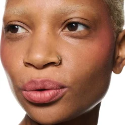 MAC Cosmetics Powder Kiss Lip + Cheek Mousse -nestemäinen huulipuna 5 ml