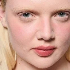 MAC Cosmetics Powder Kiss Lip + Cheek Mousse -nestemäinen huulipuna 5 ml