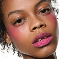 MAC Cosmetics Powder Kiss Lip + Cheek Mousse -nestemäinen huulipuna 5 ml