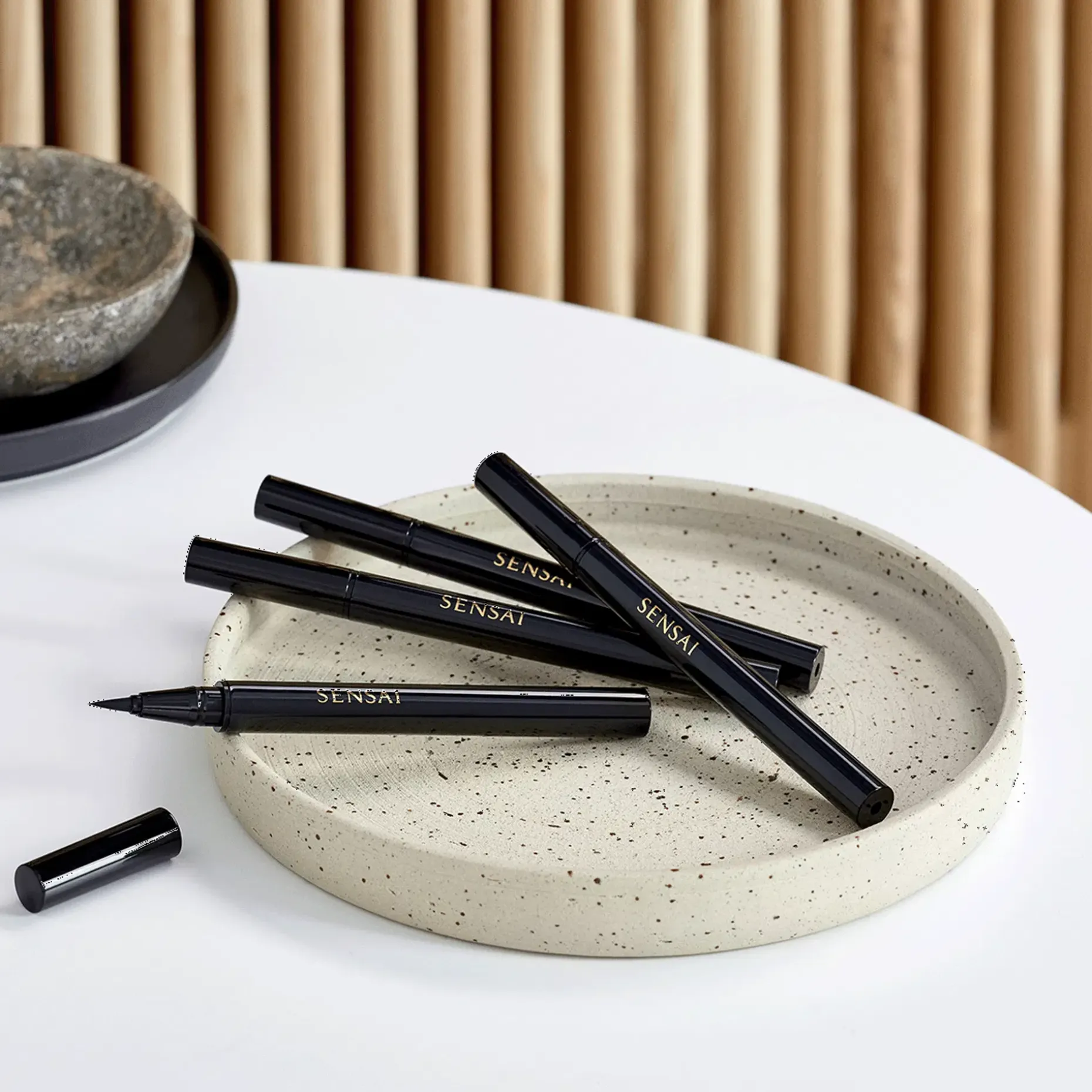 SENSAI Designing Liquid Eyeliner nestemäinen silmänrajaus 0,6 ml